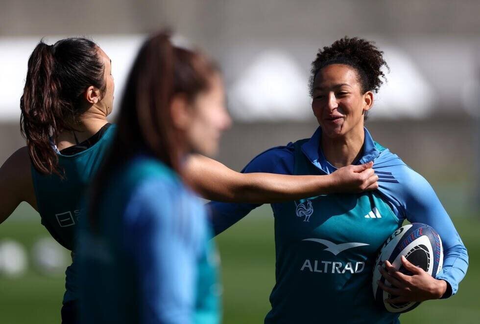 L'ailière française Kelly Arbey (D) à l'entrainement avec les Bleues, à Marcoussis, le 10 avril 2025