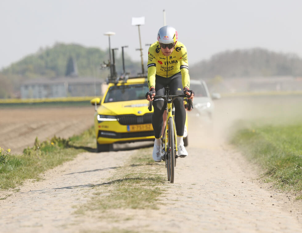 Le Belge Wout van Aert à l'entraînement à trois jours de Paris-Roubaix, le 10 avril 2025