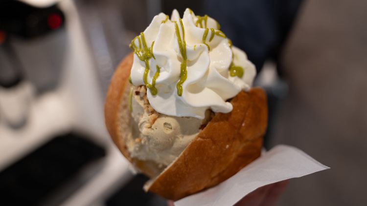 Une glace servie dans un brioche
