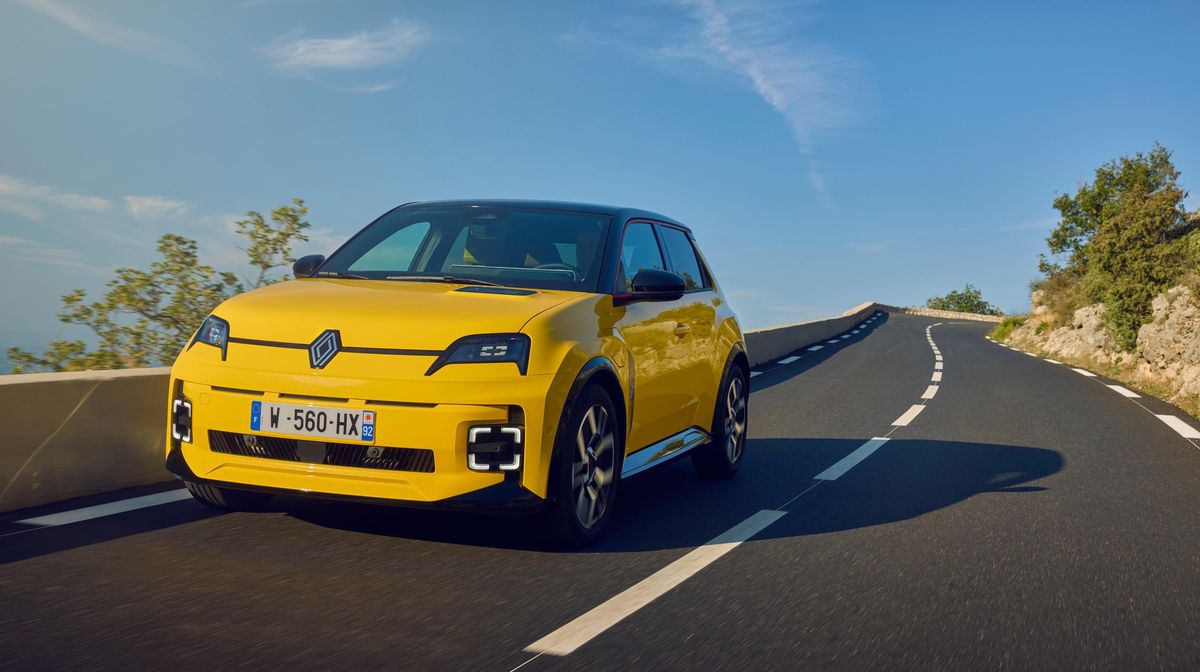 Gelber Renault Concept Car fährt auf kurviger Landstrasse bei Sonnenschein.