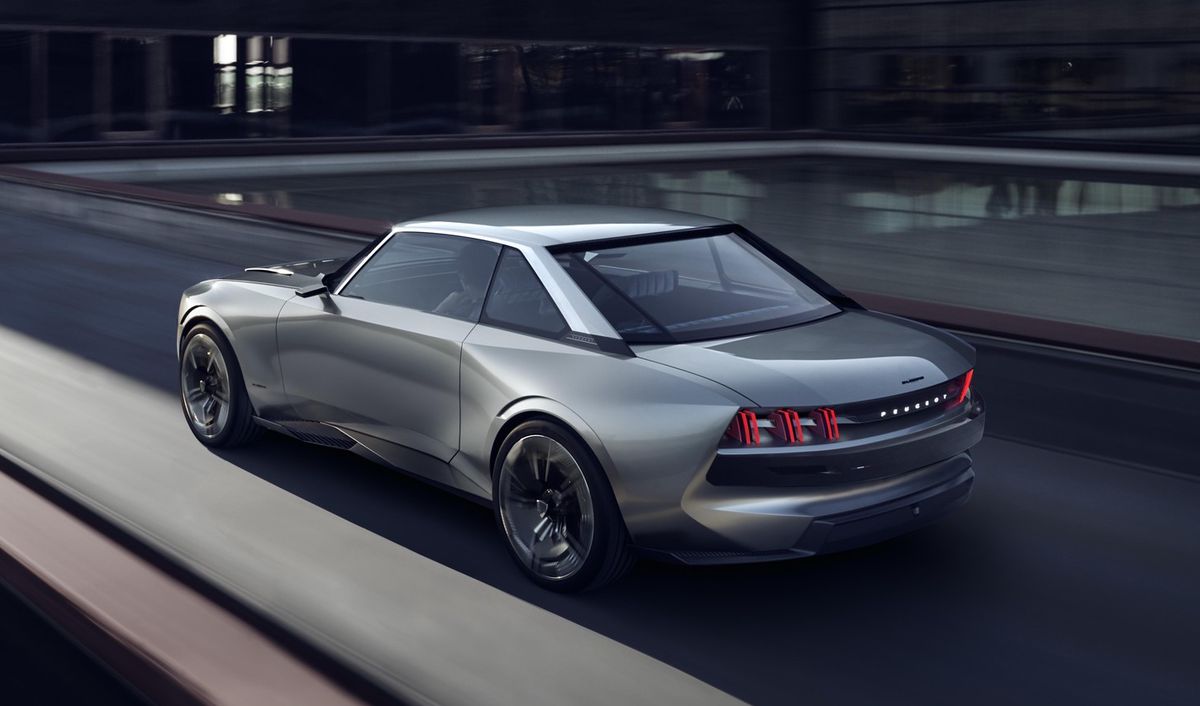 Silbernes Retro-Design-Auto sur une route urbaine.