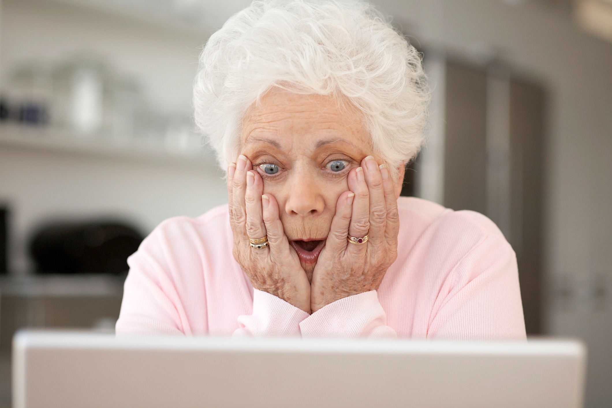 Une dame âgée regarde la caméra avec étonnement