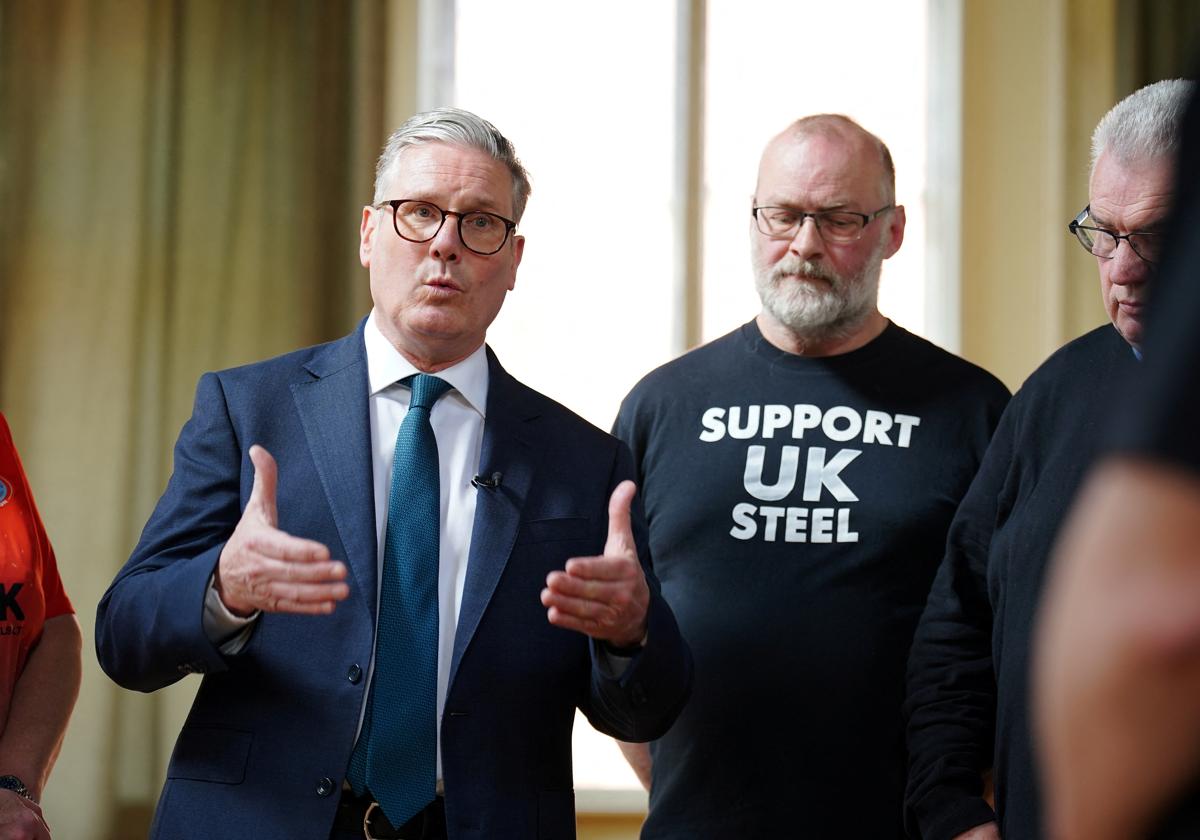 Le Premier ministre britannique, Keir Starmer, lors de sa visite aux travailleurs de British Steel