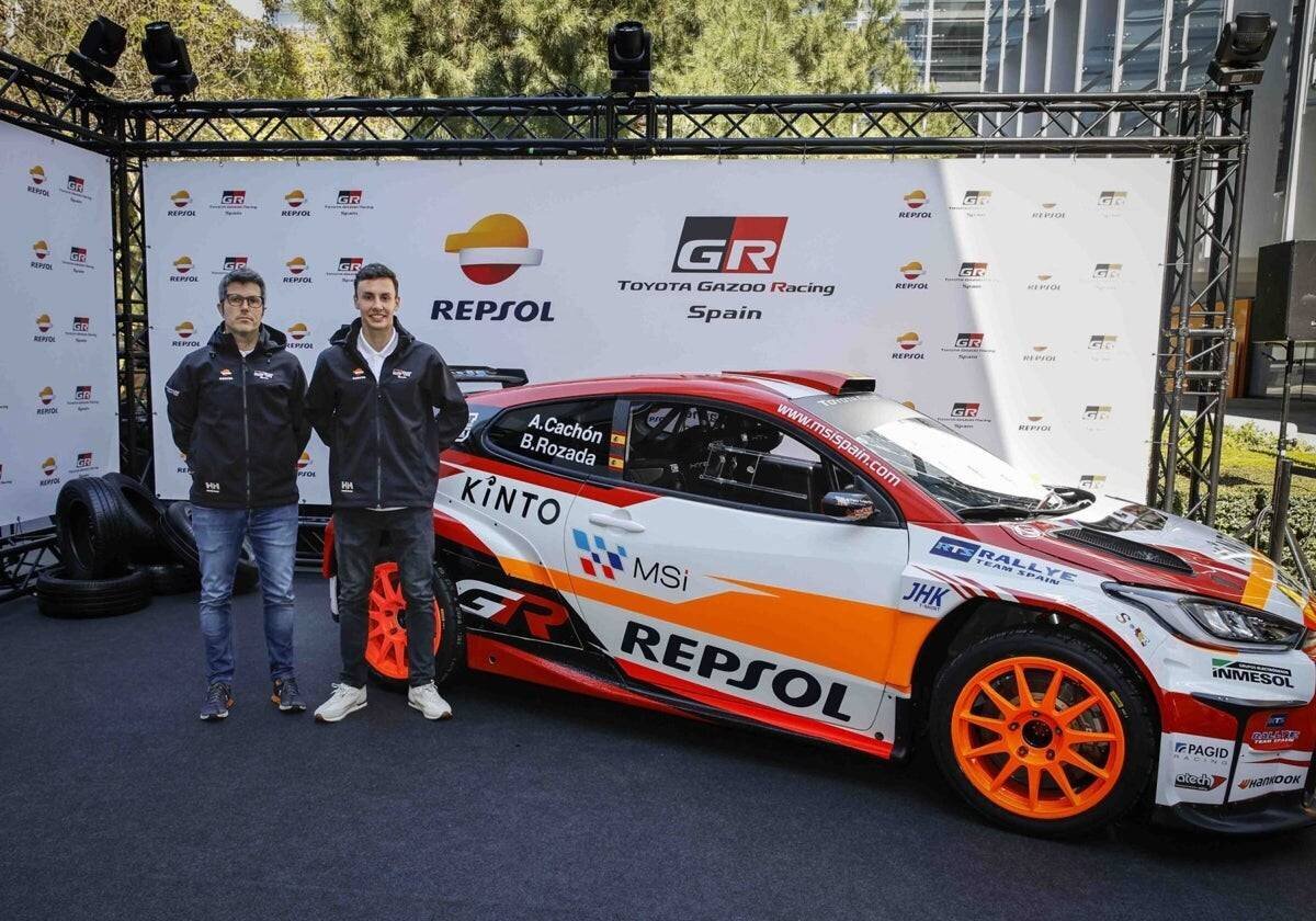 Rozada et Cachón avec la voiture pour le WRC