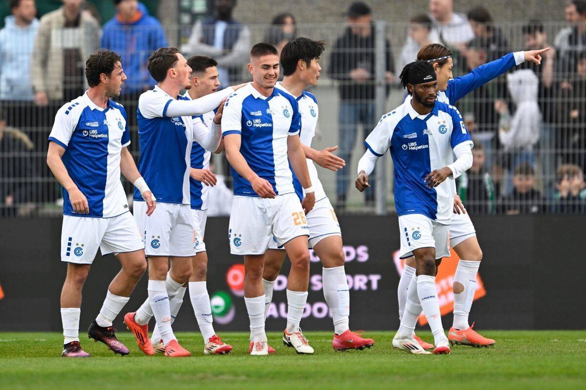 Joueurs du Grasshopper Club Zürich célèbrent après le but de Maksim Paskotsi contre Yverdon-Sport FC dans la Super League de football, Yverdon, 12.04.2025.