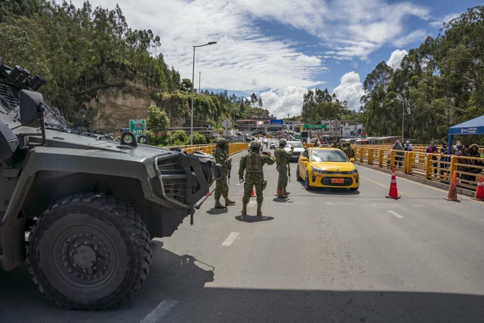 Des soldats équatoriens montent la garde sur le pont Rumichaca, à la frontière entre l'Equateur et la Colombie, le 12 avril 2025