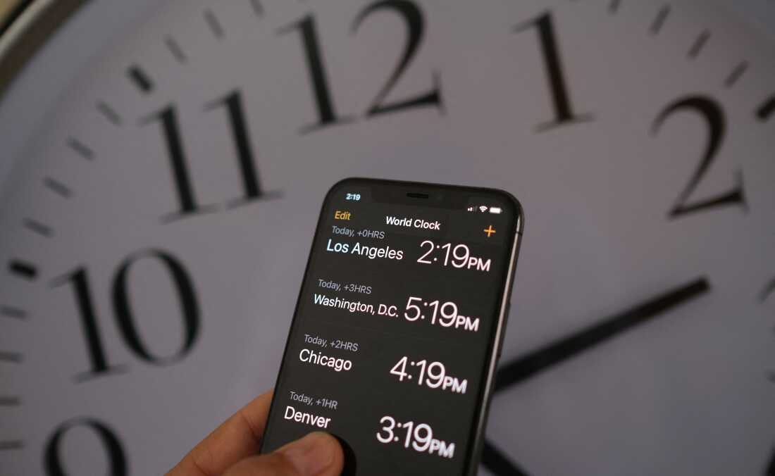 Horloge sur un smartphone après le passage à l'heure d'été à Los Angeles, Californie, le 15 mars 2022.