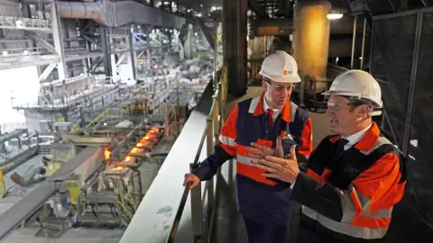 Ed Miliband et Sir Keir Starmer dans une usine d'acier à Scunthorpe