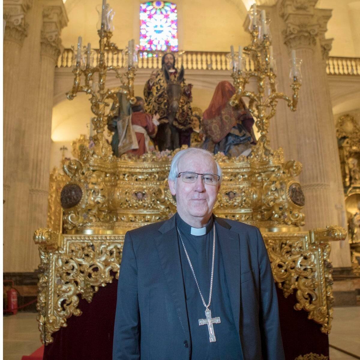 José Ángel Saiz Meneses dans le temple du Salvador, devant le pas de la Borriquita
