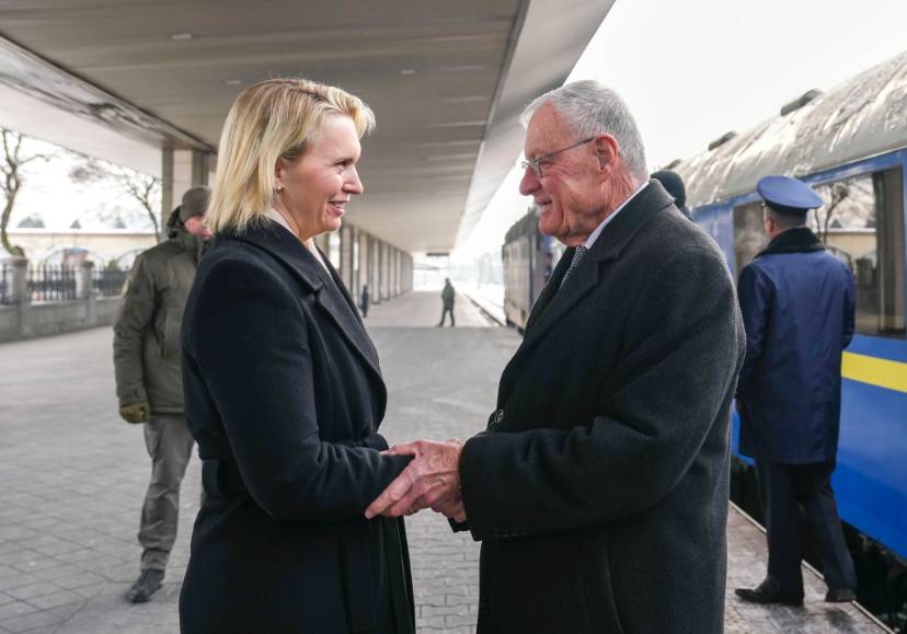 L'ambassadrice américaine à Kiev, Bridget Brink, et l'envoyé spécial américain pour l'Ukraine, Keith Kellogg.