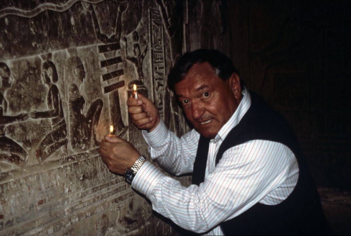 Erich von Däniken à côté de la représentation de la ‘Dendera-Glühbirne’ dans un temple égyptien.