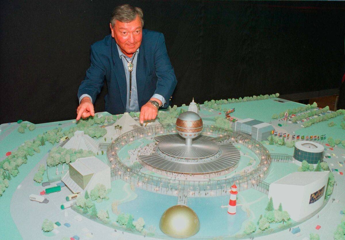 Erich von Däniken présentant un modèle d'un complexe futuriste à Interlaken.