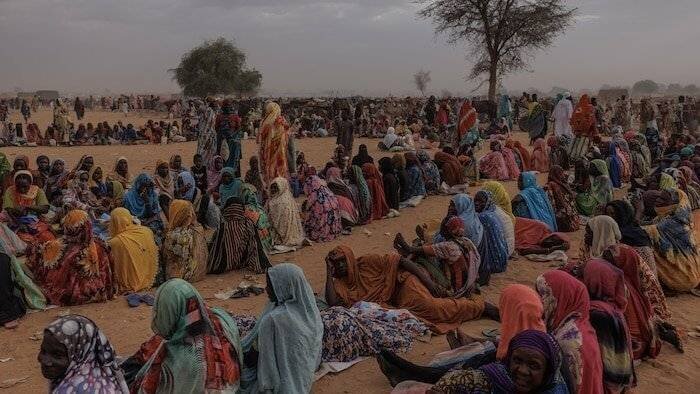 Des réfugiés au Tchad attendant de l'aide alimentaire.