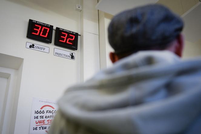 Une personne sous dépendance dans la salle d’attente d’une salle de consommation a moindre risque (SCMR) à Strasbourg, en mars 2017.