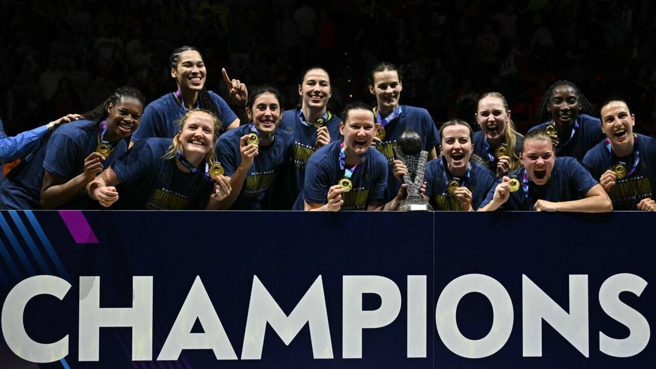 Les joueuses de Prague, victorieuses de l'Euroligue face à Mersin, le 13 avril 2025 à Saragosse