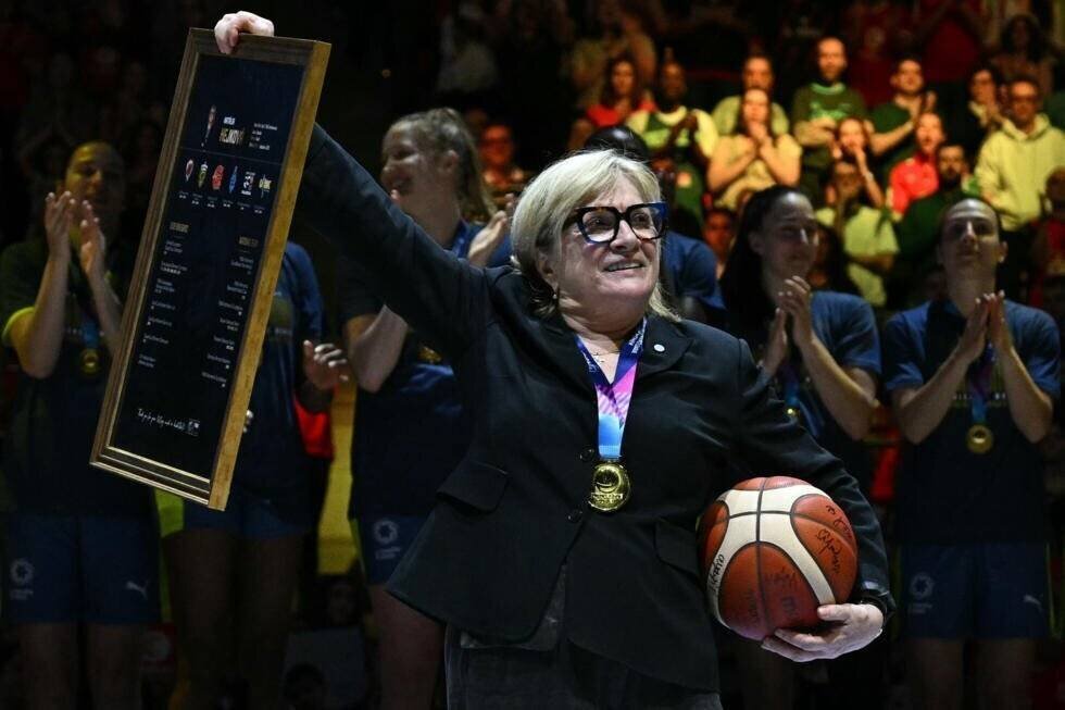 La coach de Prague Natalia Hejkova, après la victoire de son équipe en finale de l'Euroligue face à Mersin, le 13 avril 2025 à Saragosse