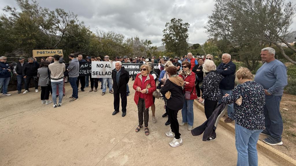 Vecinos de Portmán protestan este jueves contra el sellado de la bahía.