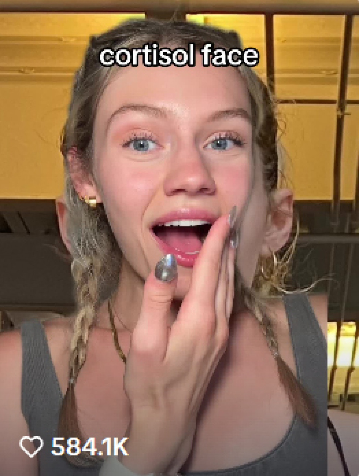 Influenceuse Brooke, promouvant la 'détoxification' du cortisol sur TikTok.