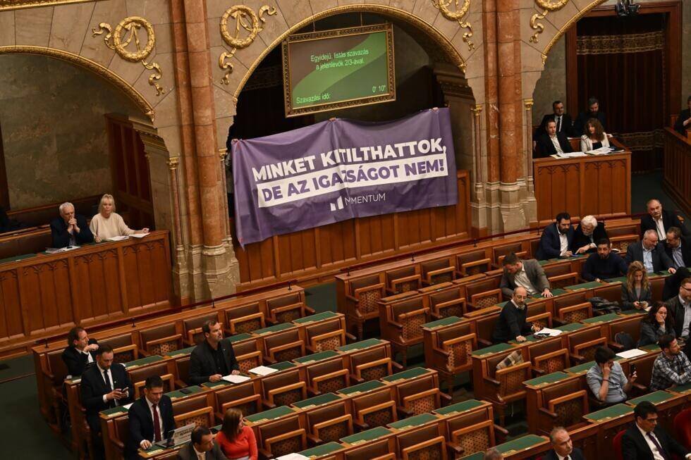 Des politiciens de l'opposition du Momentum déploient une banderole en protestation.