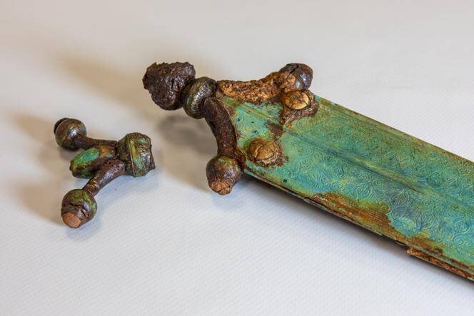 Fourreau et élément de poignée d’une épée du IVe siècle avant J.-C., découverte en 2022 à Creuzier-le-Neuf (Allier).