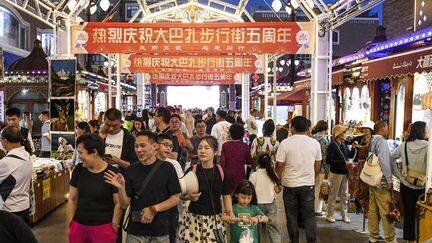 Des touristes chinois au Grand bazar international, à Urumqi, dans la province chinoise du Xinjiang, le 16 août 2023. (WANG FEI / XINHUA)