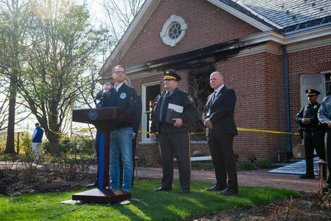 Le gouverneur (démocrate) de Pennsylvanie, Josh Shapiro, donne une conférence de presse devant sa résidence, après l’incendie qui l’a endommagée, à Harrisburg, le 13 avril 2025.