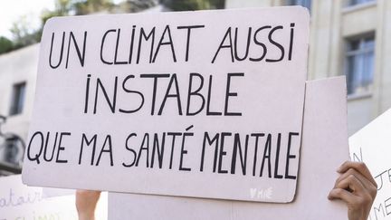 Des lycéens manifestent lors d'une marche 'Fridays for future', à Paris, le 25 mars 2022. (LAURE BOYER / AFP)