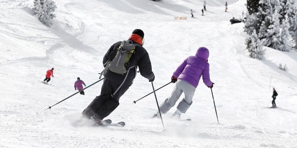 Skieurs sur les pistes en hiver