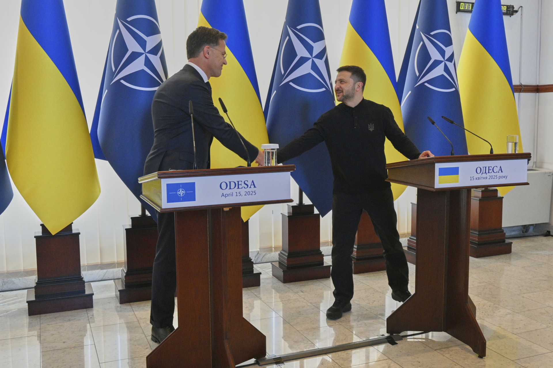 Mark Rutte et Volodymyr Selenskyj se serrant la main