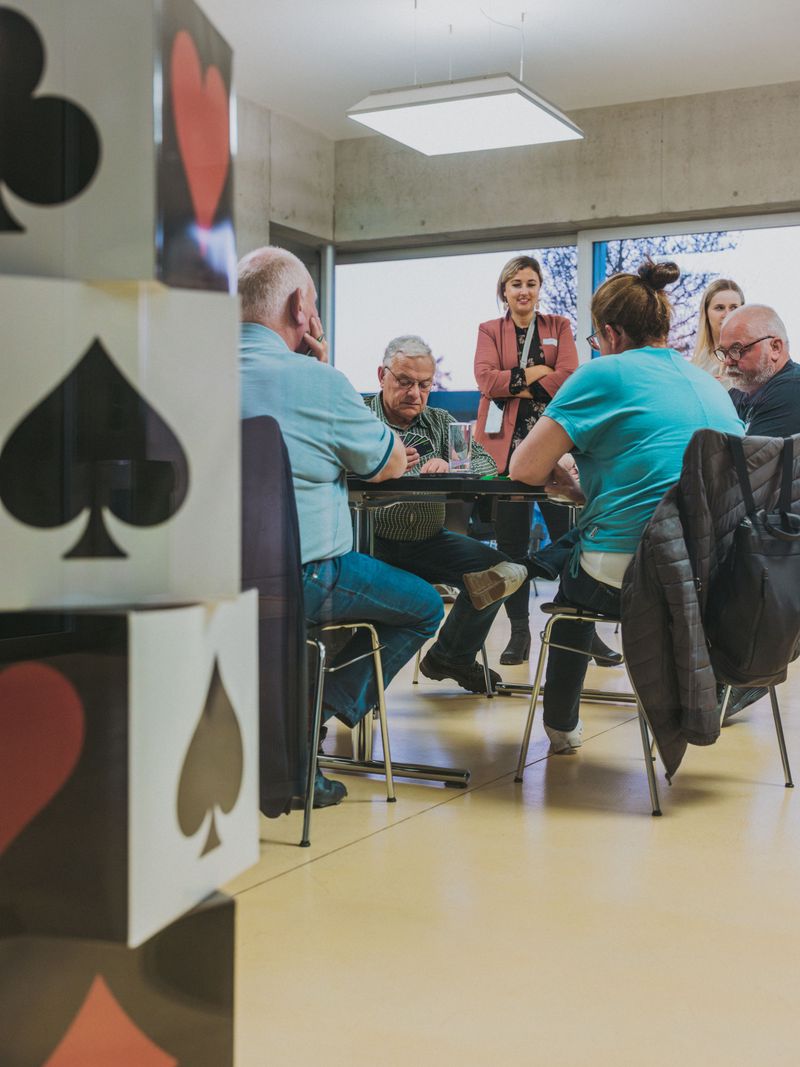 Joueurs de cartes en pleine partie dans une salle