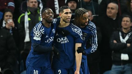 Ousmane Dembélé, Achraf Hakimi et Bradley Barcola célèbrent un but face à Aston Villa en Ligue des champions