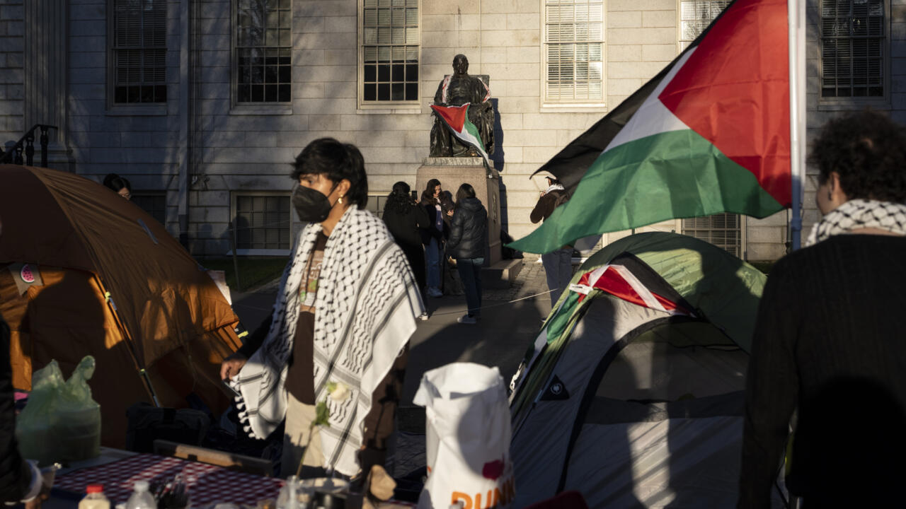 Des étudiants manifestent contre la guerre à Gaza lors d’un campement sur le campus de l’université de Harvard, à Cambridge (Massachusetts), aux États-Unis, le 25 avril 2024.