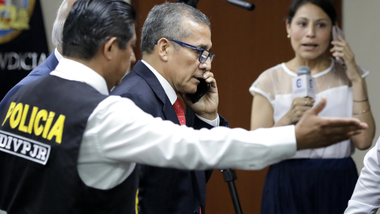 L’ancien président péruvien Ollanta Humala parlant au téléphone en quittant son procès à Lima, 15 avril 2025