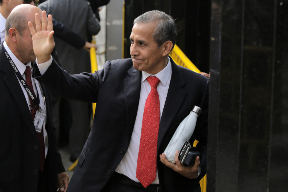 Ollanta Humala saluant à son arrivée au tribunal de Lima, 15 avril 2025