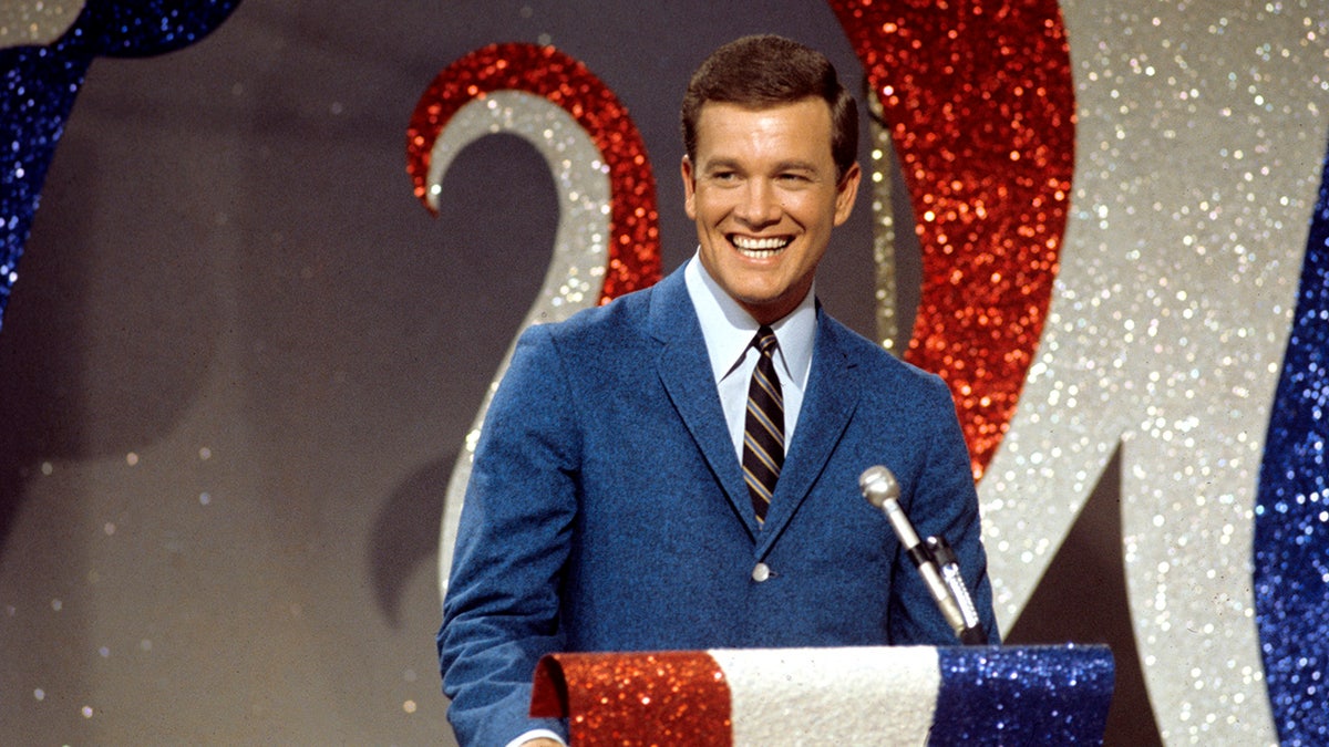 Wink Martindale entouré de sa famille