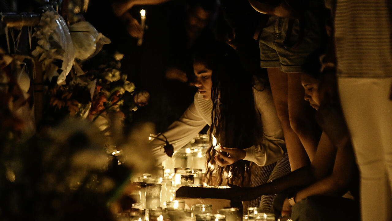 Hommages aux victimes de l'effondrement de la discothèque Jet Set à Saint-Domingue, le 12 avril 2025 devant l'établissement