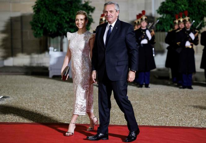 L’ancien président argentin Alberto Fernandez et son ex-compagne Fabiola Yanez arrivent à un dîner à l’Elysée, à Paris, le 11 novembre 2022.