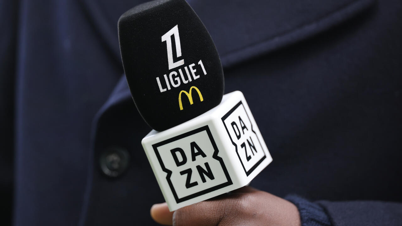 Logos de la Ligue 1 et du diffuseur DAZN sur un micro, le 23 février 2025 au stade de la Beaujoire, à Nantes