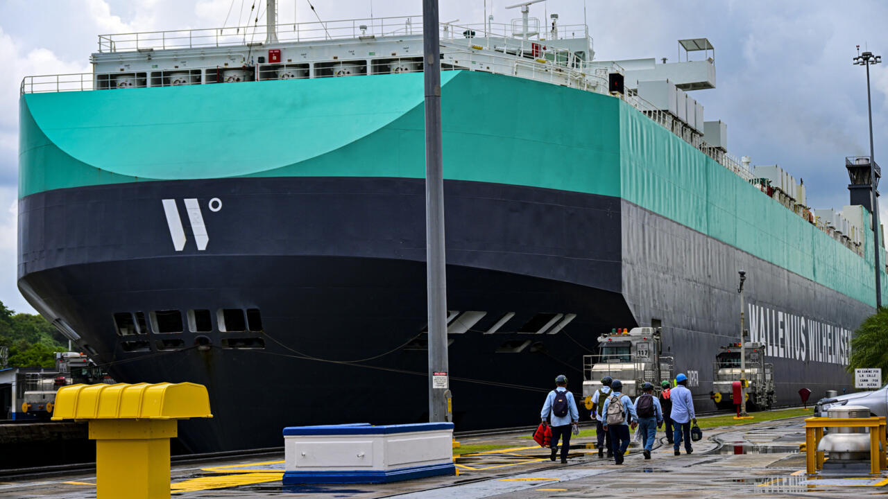 Un cargo franchit l'écluse de Miraflores, sur le Canal de Panama, le 8 avril 2025