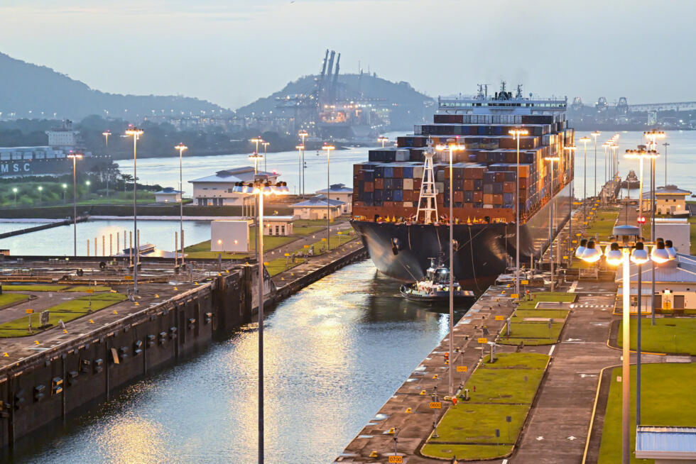 Un cargo traverse les écluses Cocoli du canal de Panama, le 21 février 2025