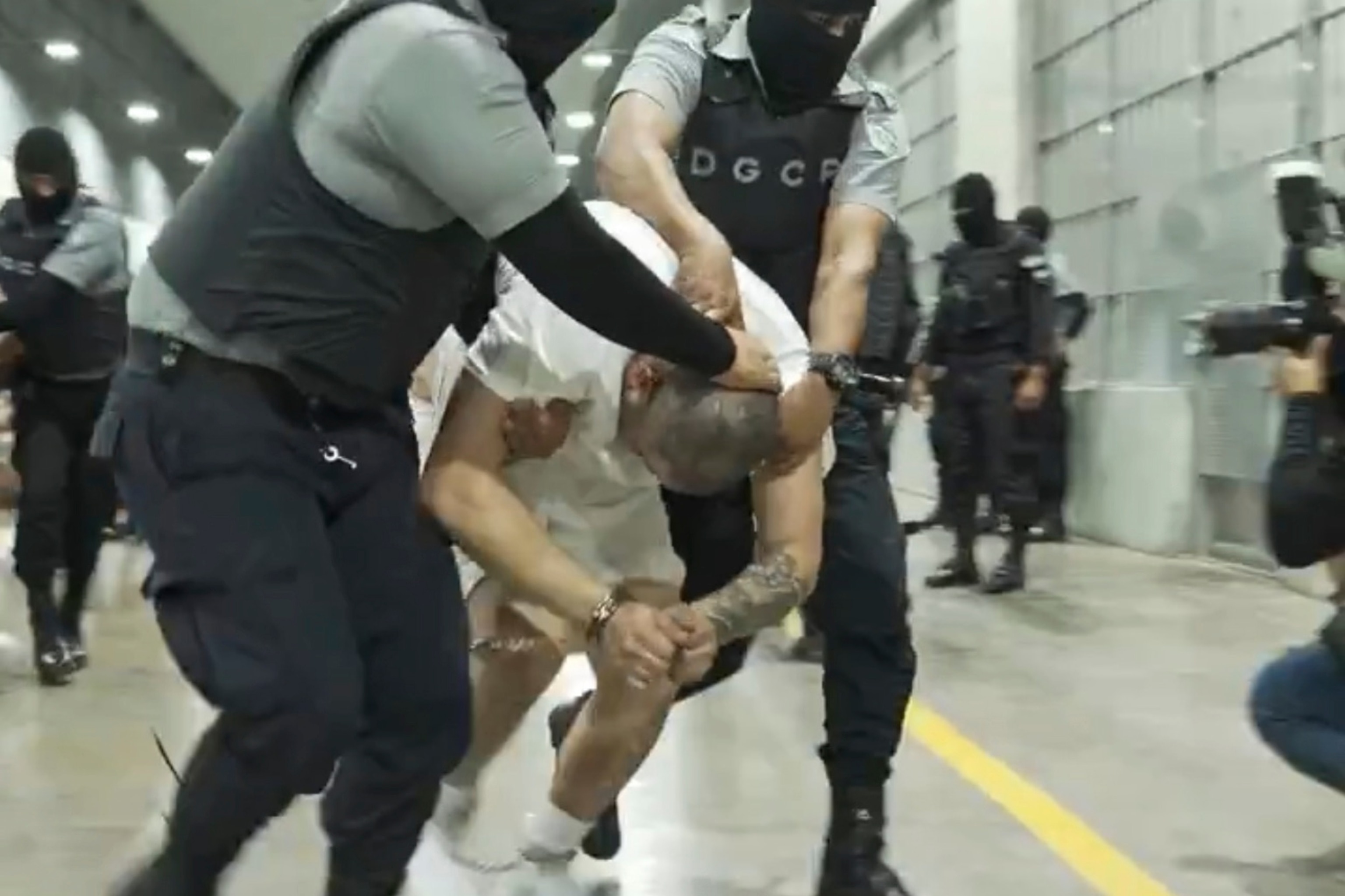 Kilmar Abrego Garcia conduit de force par des gardes au centre de détention antiterroriste au Salvador