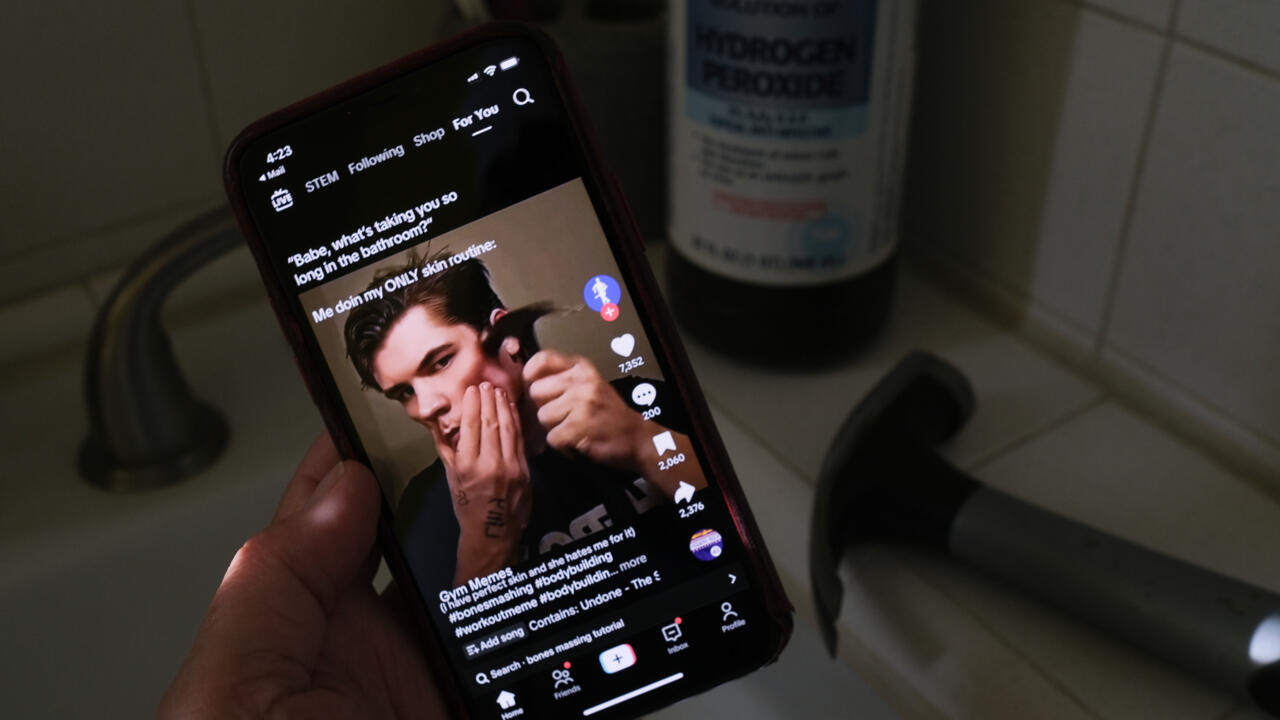 Vidéo TikTok d'un influenceur sur un écran de téléphone portable, le 11 avril 2025 à Los Angeles