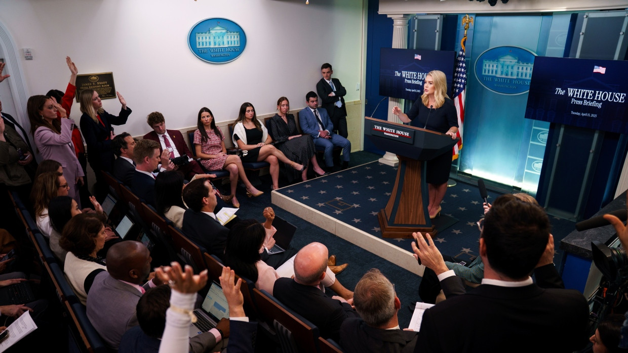 Journalistes lors d'un briefing avec la porte-parole de Trump Karoline Leavitt