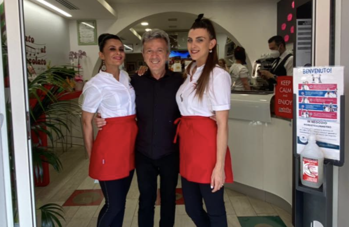 Le chanteur Pupo avec deux employées de la gelateria