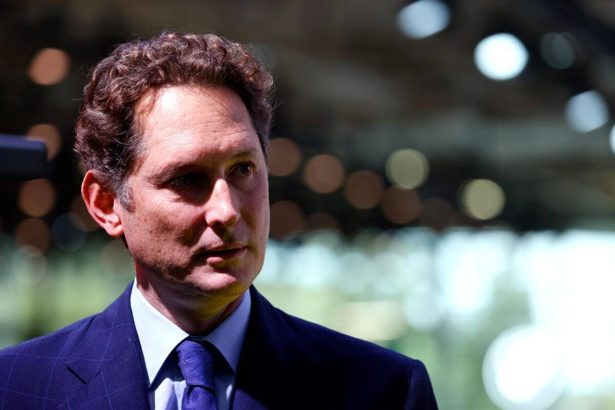 John Elkann regardant vers la mer