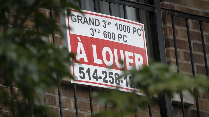 Une pancarte de logements à louer sur un balcon.