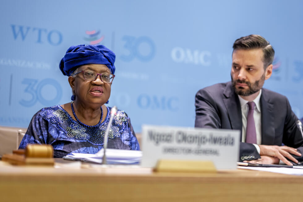 La directrice générale de l'OMC, Ngozi Okonjo-Iweala, et l'économiste en chef de l'organisation, Ralph Ossa, lors d'une conférence de presse à Genève, le 16 avril 2025