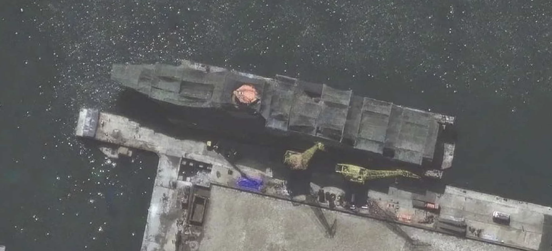 Navire militaire nord-coréen recouvert d’un filet de camouflage