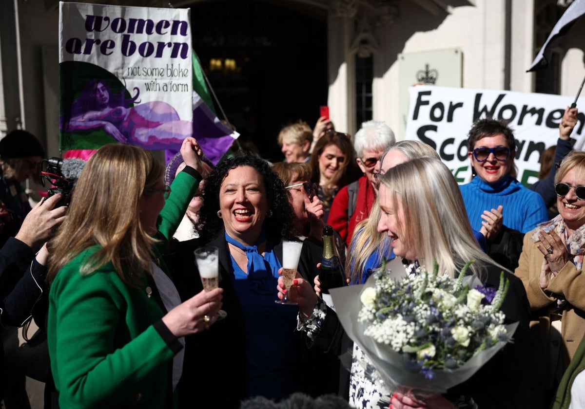 Les directrices de For Women Scotland, soutenues par J.K. Rowling, célèbrent la décision du Tribunal Suprême britannique