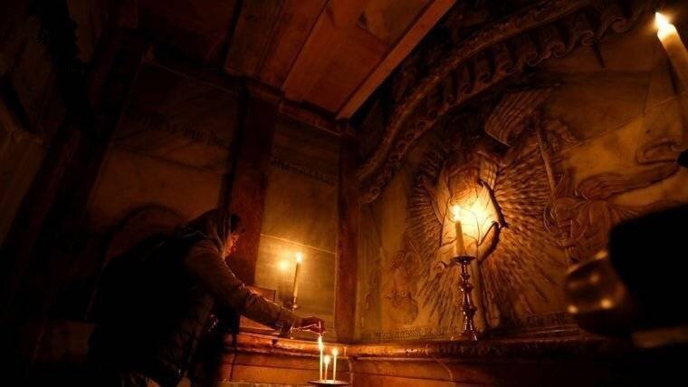 Un chrétien prie à l'intérieur de l'Edicule